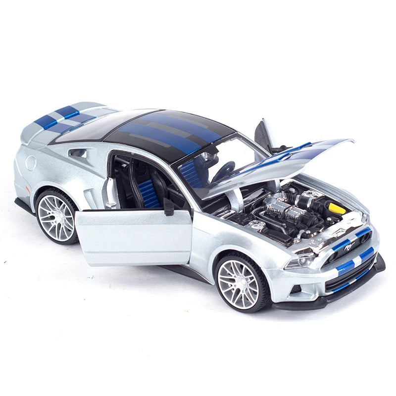 Maisto 1:24 2014 Ford Mustang Street Racer Sports Car