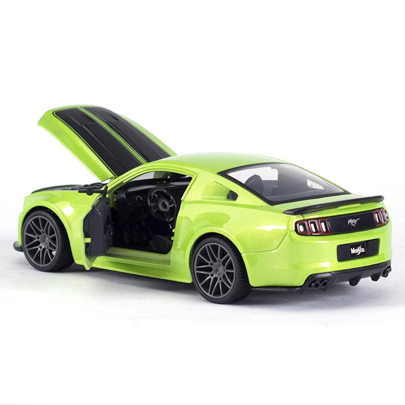 Maisto 1:24 2014 Ford Mustang Street Racer Sports Car