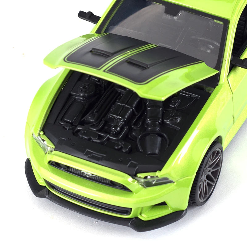 Maisto 1:24 2014 Ford Mustang Street Racer Sports Car