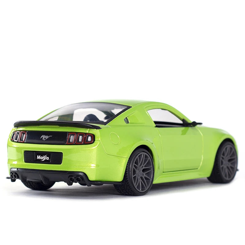 Maisto 1:24 2014 Ford Mustang Street Racer Sports Car