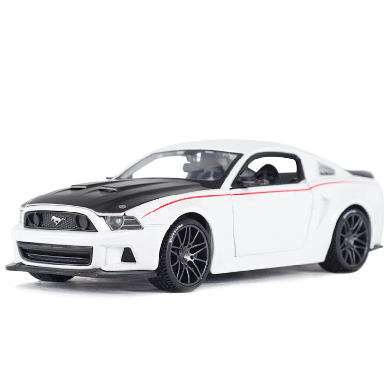 Maisto 1:24 2014 Ford Mustang Street Racer Sports Car