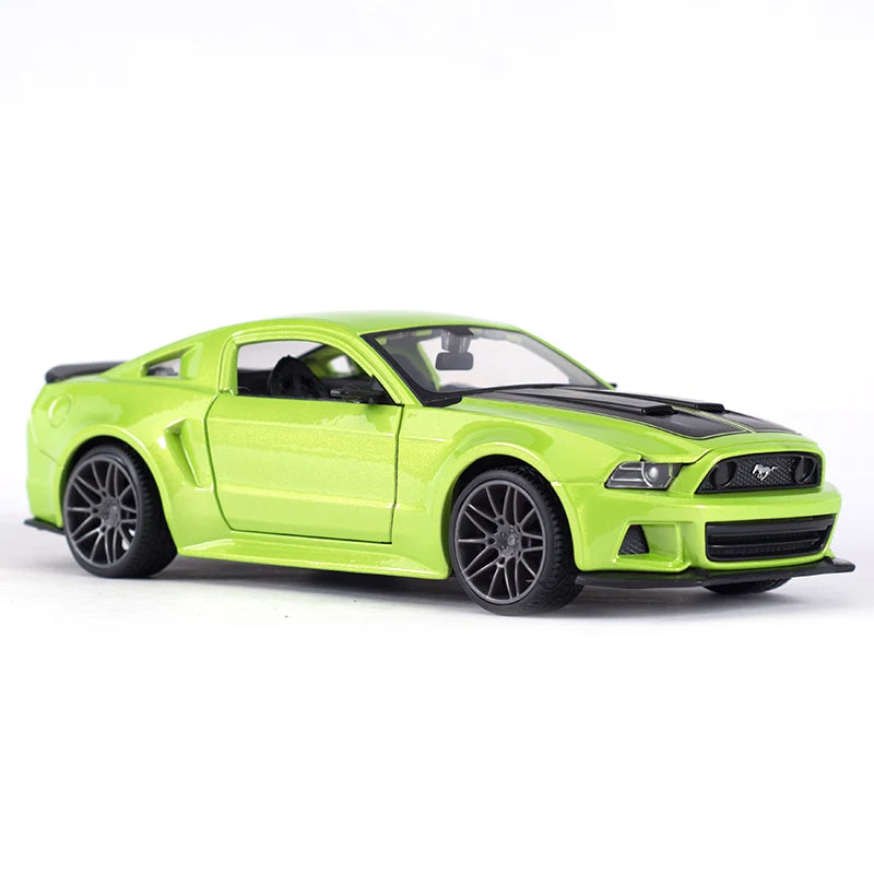 Maisto 1:24 2014 Ford Mustang Street Racer Sports Car